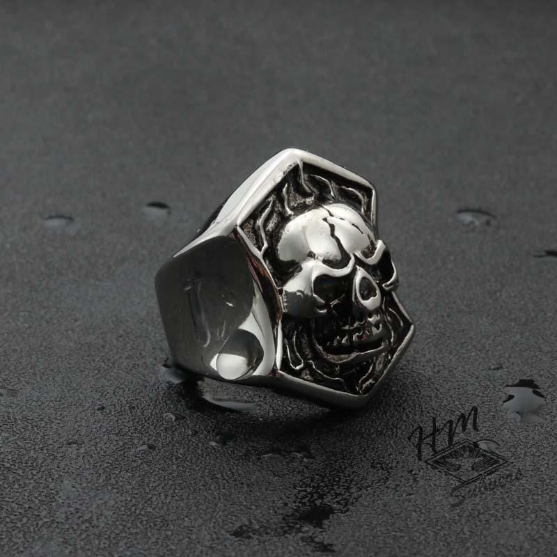 ANILLO DE ACERO INOXIDABLE CON CALAVERA DE RATÁN PUNK