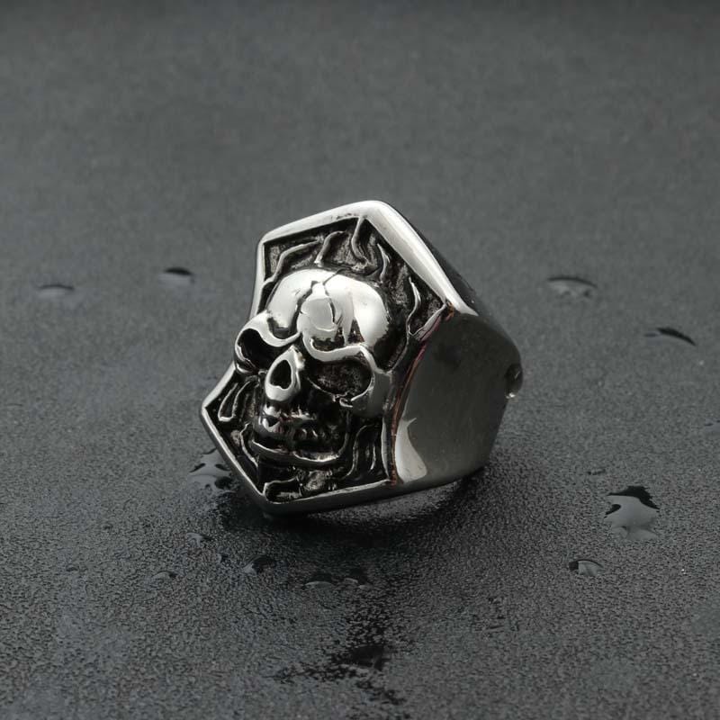 ANILLO DE ACERO INOXIDABLE CON CALAVERA DE RATÁN PUNK