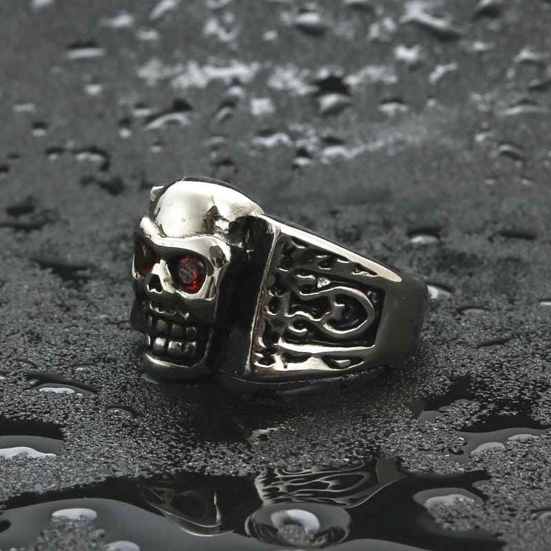 ANILLO DE ACERO INOXIDABLE CON CALAVERA DE OJOS ROJOS Y PUNK