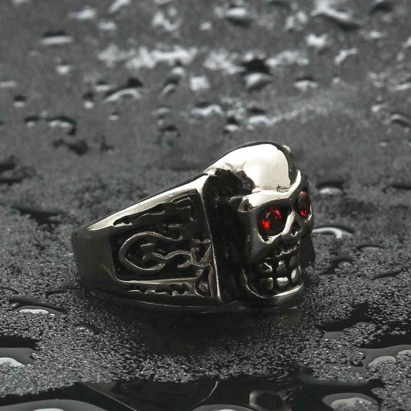 ANILLO DE ACERO INOXIDABLE CON CALAVERA DE OJOS ROJOS Y PUNK