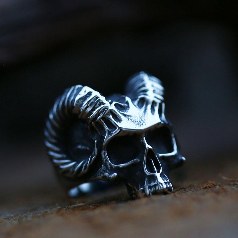 ANILLO DE ACERO INOXIDABLE CON CALAVERA DE CUERNO DE OVEJA PUNK