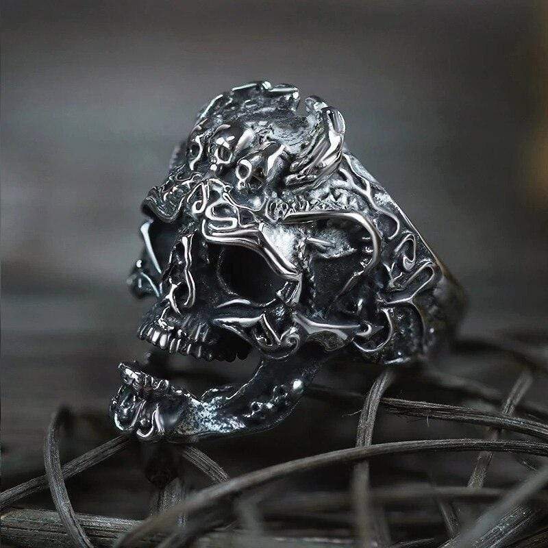 ANILLO DE CALAVERA DE ACERO INOXIDABLE CON OJO DE RUBÍ Y ZAFIRO