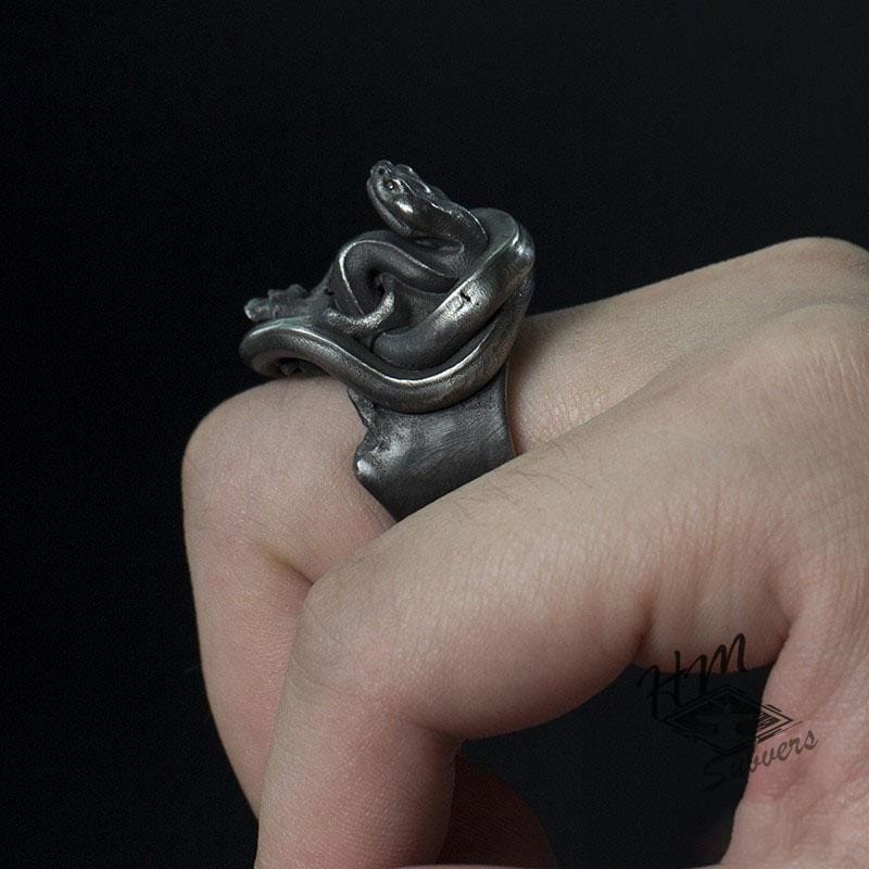 ANILLO DE ACERO INOXIDABLE CON CALAVERA Y SERPIENTE ENROLLADA