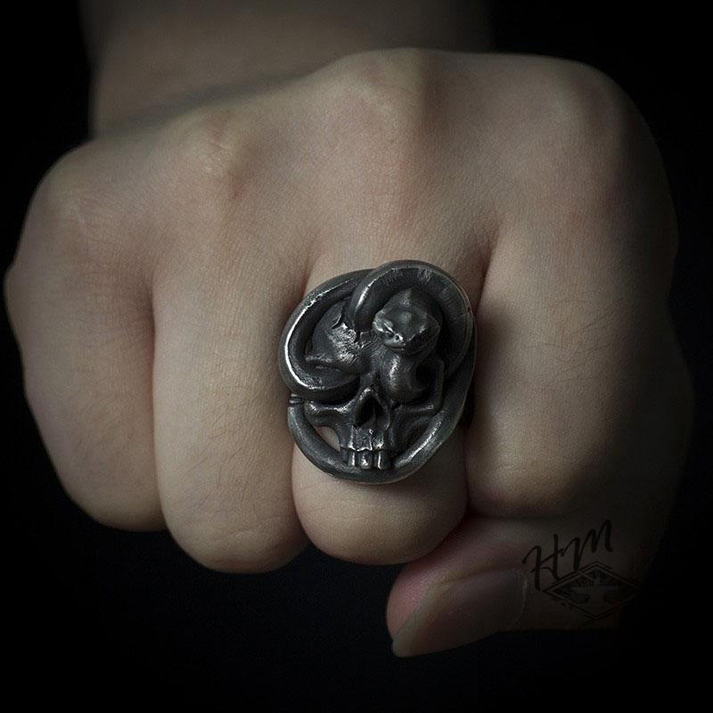 ANILLO DE ACERO INOXIDABLE CON CALAVERA Y SERPIENTE ENROLLADA