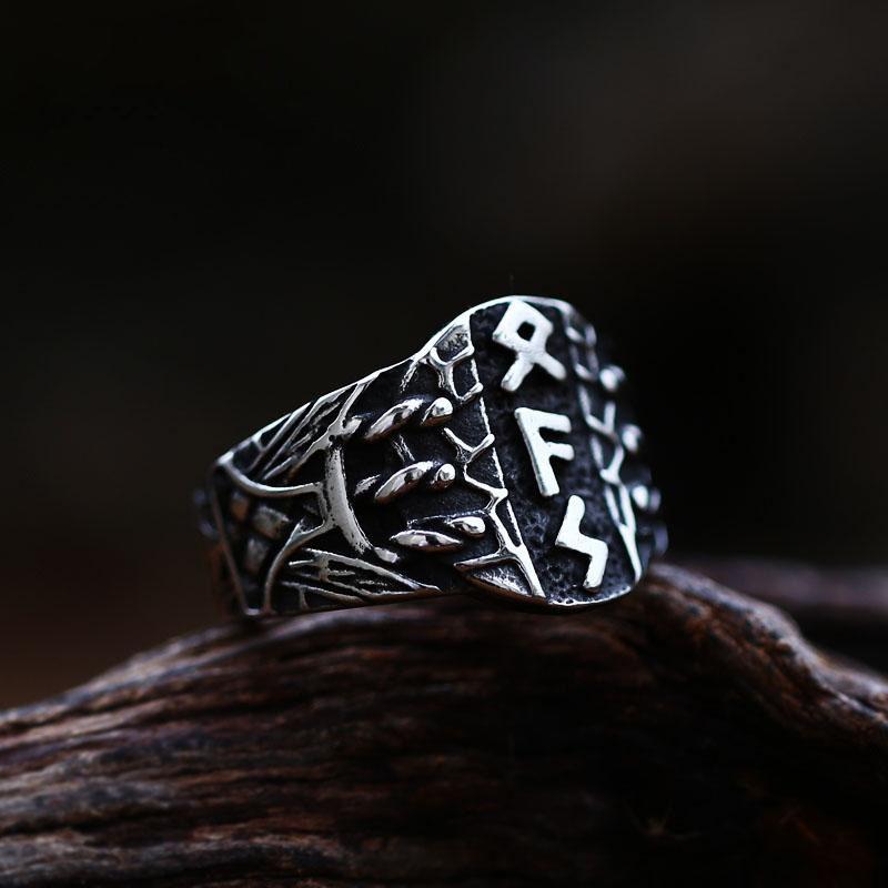 RING AUS EDELSTAHL MIT WIKINGERBUCHSTABEN